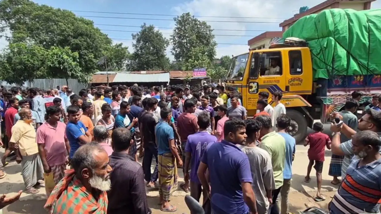 বগুড়ায় নিহত বেড়ে ৭, স্পিডব্রেকার নির্মাণের আশ্বাসে সড়ক ছাড়লেন স্থানীয়রা