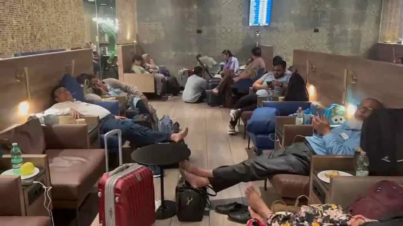কেউ কেউ বিমানবন্দরের মেঝেতে শুয়ে, ওষুধ লাগেজে থাকায় অসুস্থ অনেকে