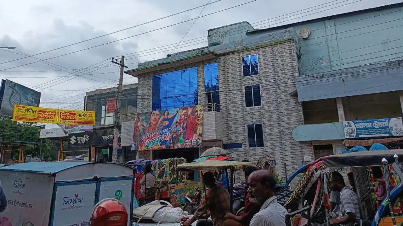 ৪৮ বছরের গল্পের ইতি, বন্ধ হয়ে গেল ‘শাপলা টকিজ’