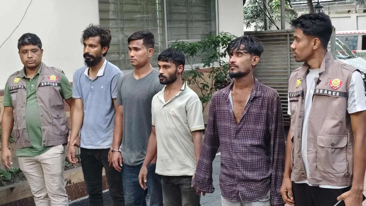 রেকি করে বাসাবাড়িতে ডাকাতির প্রস্তুতি, অস্ত্র-ককটেলসহ গ্রেপ্তার ৪