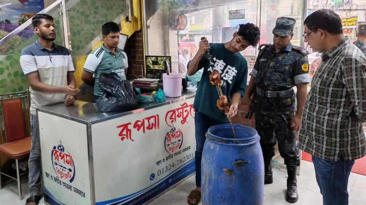 নোংরা রান্নাঘর, গ্রিন রোডের রূপসা রেস্টুরেন্টকে লাখ টাকা জরিমানা