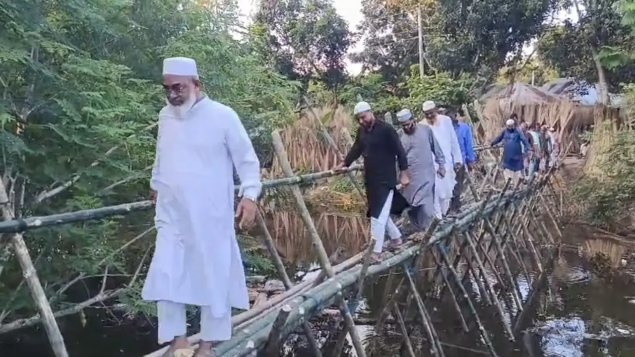 ১০ গ্রামের মানুষের যাতায়াতে বাঁশের সাঁকো নির্মাণ করল জামায়াত