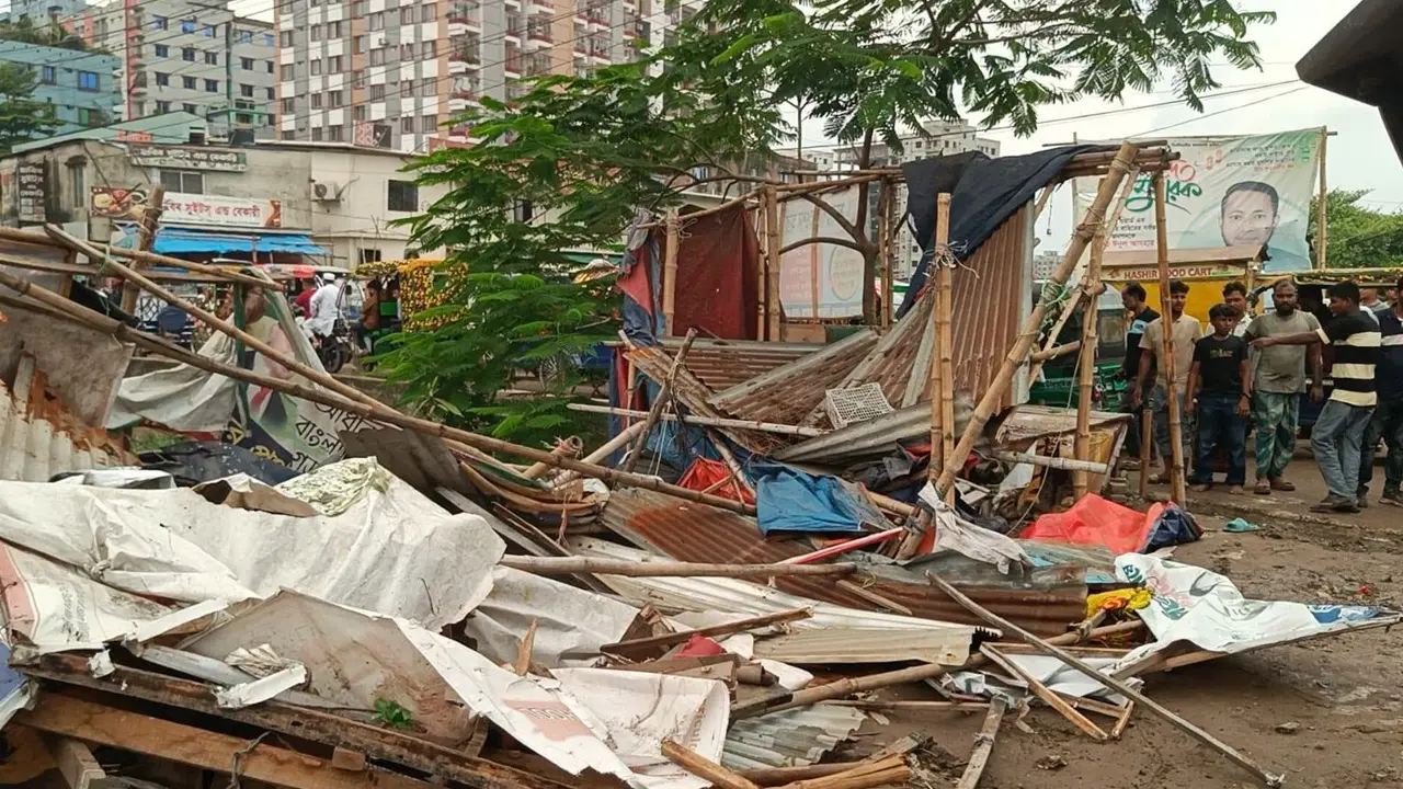 সাইনবোর্ডে সড়ক-খালের পাশের অবৈধ স্থাপনা উচ্ছেদ করল ডিএসসিসি