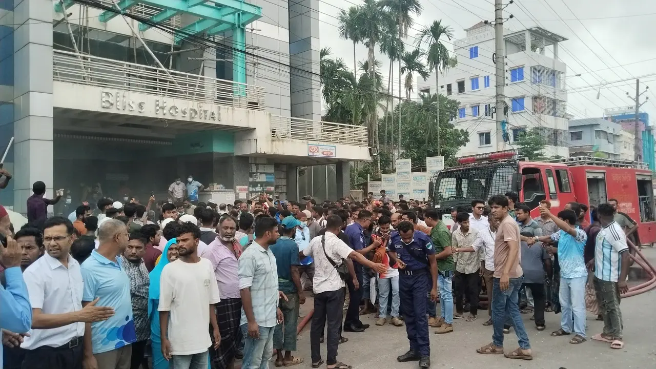সাতক্ষীরায় হাসপাতালে আগুন, উদ্ধারকাজে ফায়ার সার্ভিসের ৪ ইউনিট