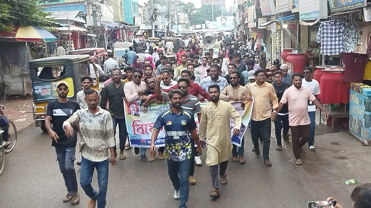 হামলার প্রতিবাদে থানার গেটে ছাত্রদলের বিক্ষোভ, ওসির প্রত্যাহার দাবি