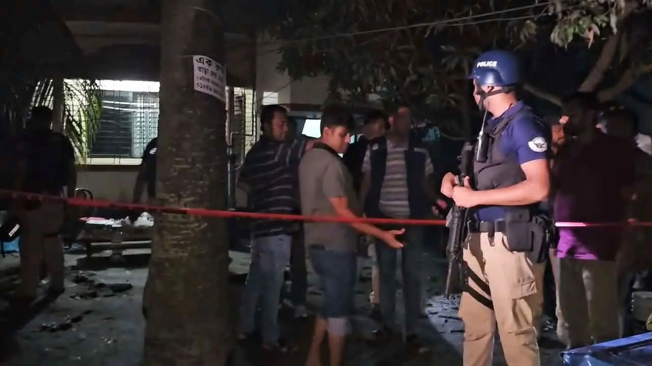 সাভারে একটি বাড়ি ঘিরে রেখেছে পুলিশ, ৫টি বোমাসদৃশ বস্তু উদ্ধার