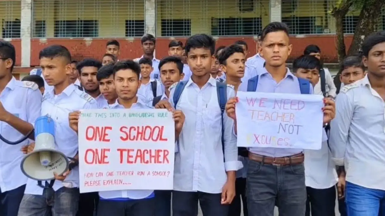 এক শিক্ষকের কাঁধে ৬০০ শিক্ষার্থী, ক্লাস বর্জন করে আন্দোলনে শিক্ষার্থীরা
