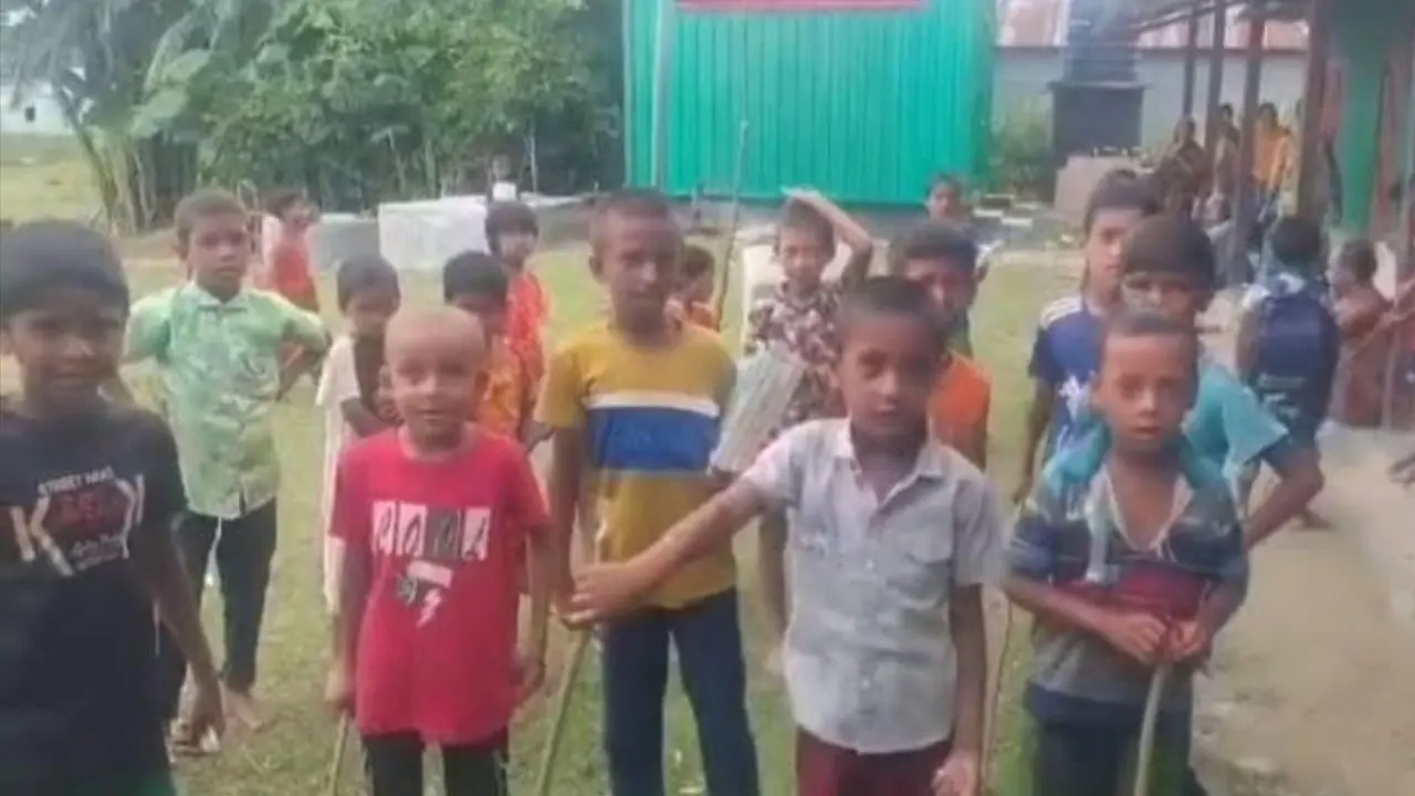 শিক্ষক অনুপস্থিত, লাঠিসোটা নিয়ে শিক্ষার্থীদের আন্দোলন