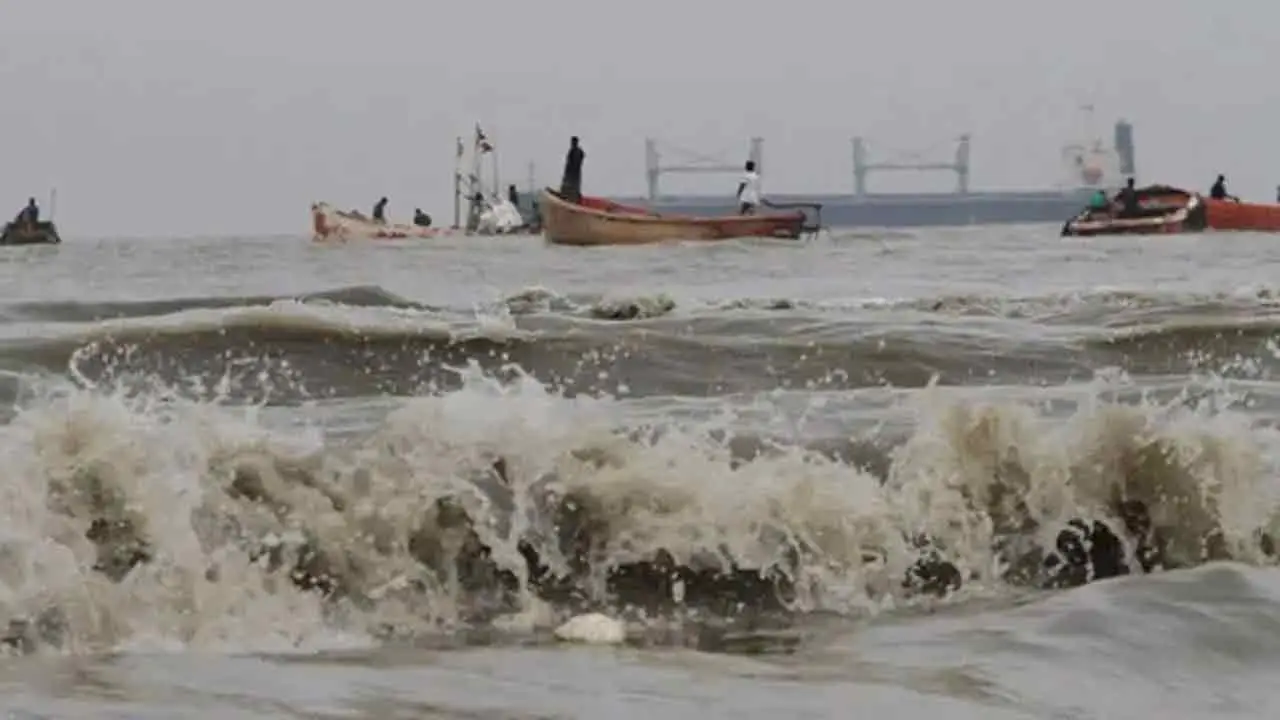 সমুদ্রবন্দরে ৩ নম্বর সতর্ক সংকেত