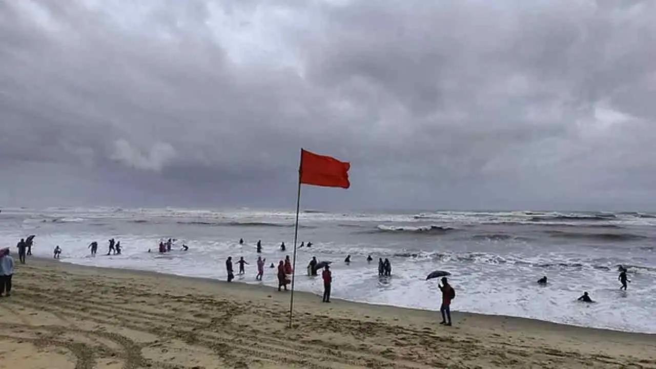 লঘুচাপের প্রভাবে সমুদ্রবন্দরে ঝোড়ো হাওয়ার শঙ্কা
