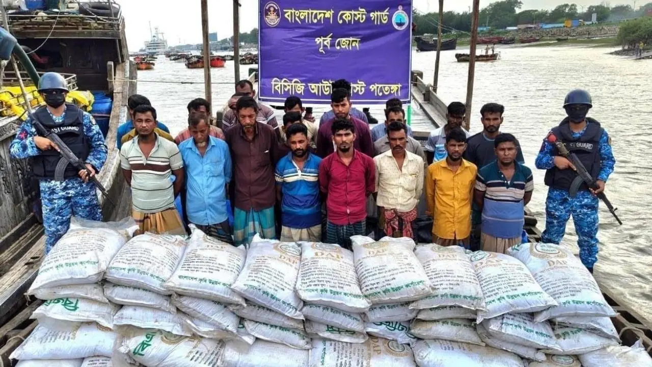 মিয়ানমারে পাচারের সময় বিপুল পরিমাণ সার জব্দ, আটক ২৩