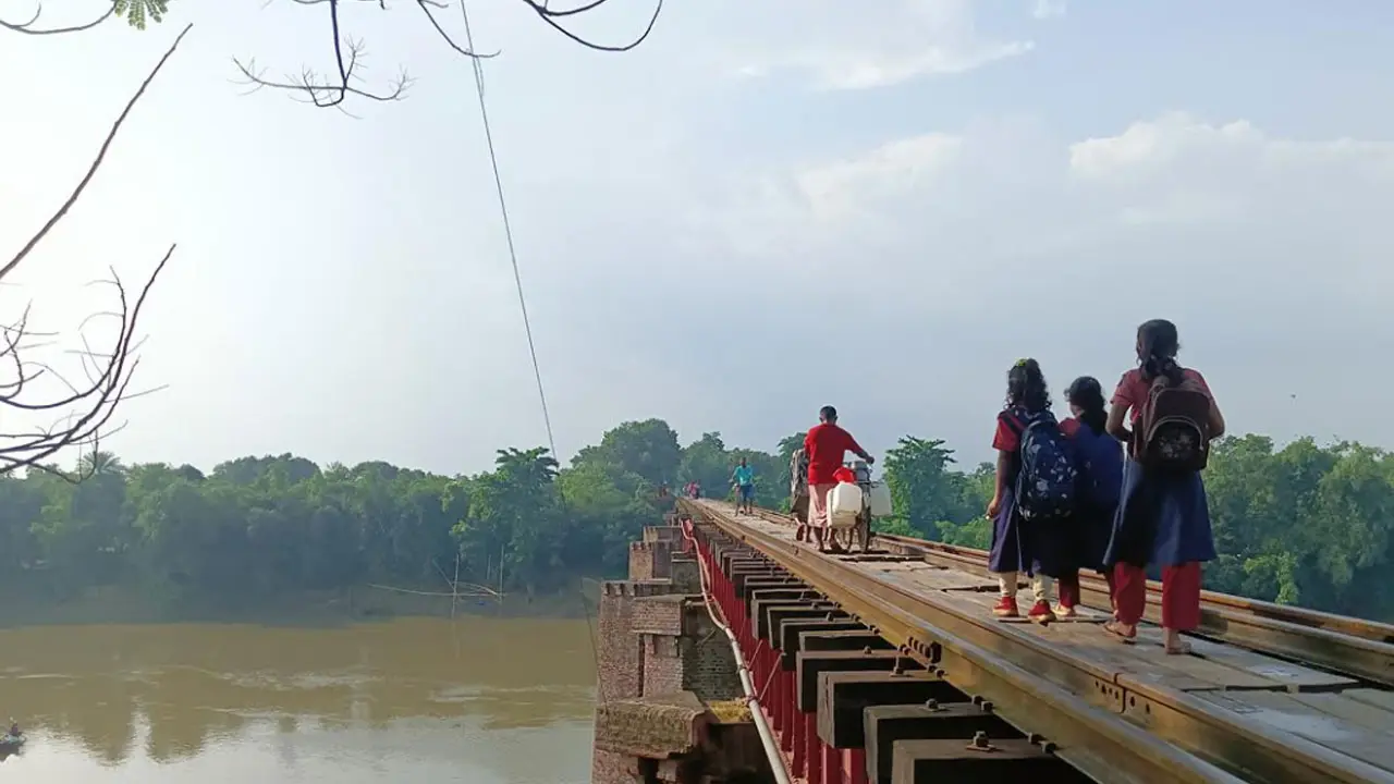 ৬৬ ফুট নিচে নদী, রেলওয়ের নিষেধাজ্ঞা: তবু লাইনে পাটাতন বসিয়ে চলছে পারাপার