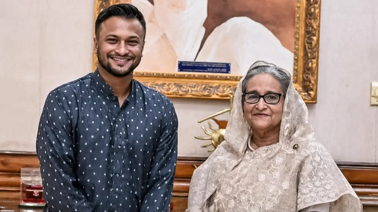 শেখ হাসিনাকে ‘অধিনায়ক’ উল্লেখ করে তার সঙ্গে দেশে ফিরতে চান সাকিব