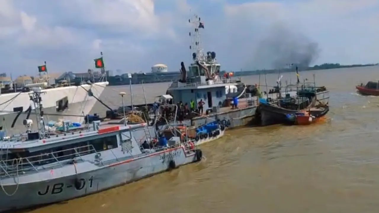 চট্টগ্রাম বন্দরের জাহাজ চলাচলের পথে ৩০ অবৈধ জাল জব্দ