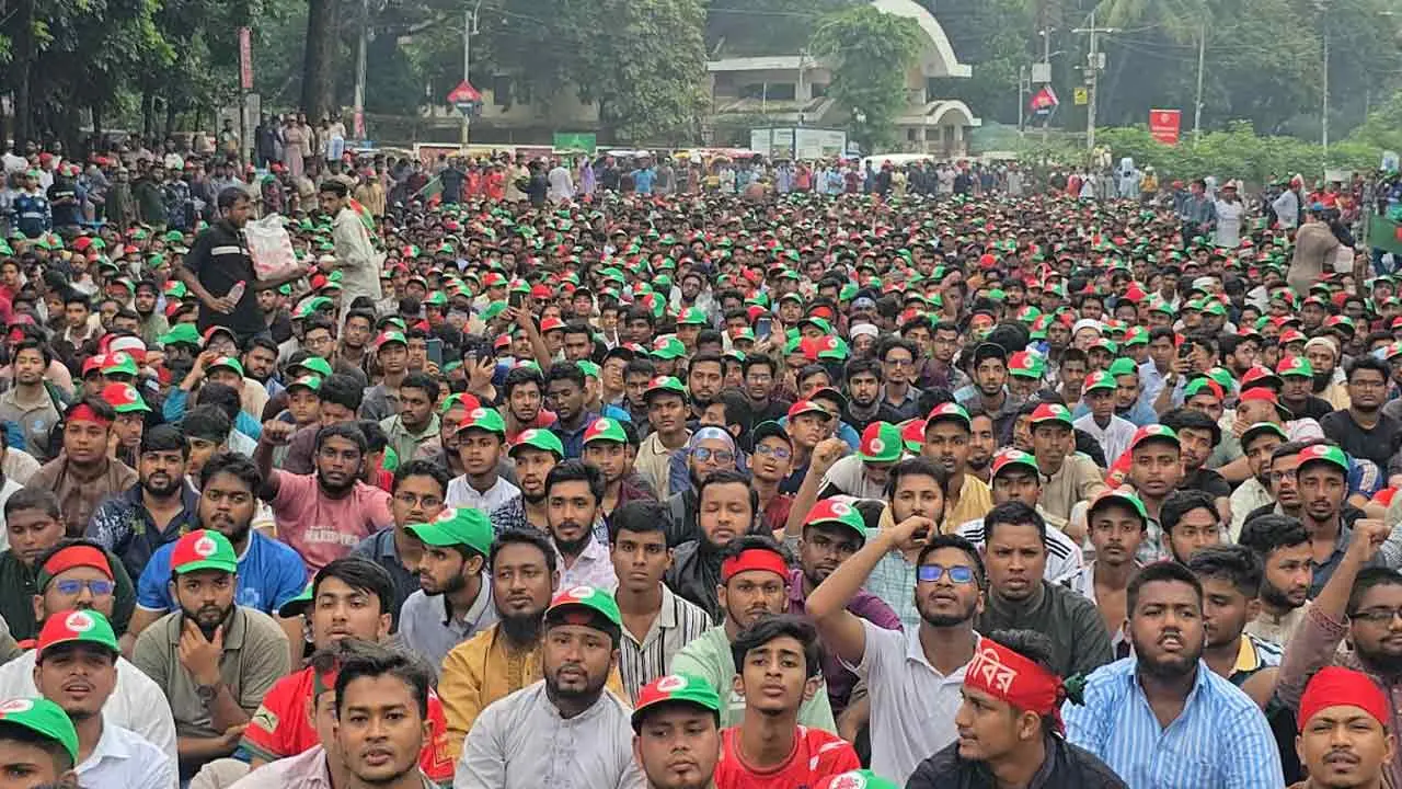 জুলাই ঘোষণাপত্র পূর্ণ বাস্তবায়নের দাবিতে টিএসসিতে ছাত্রশিবিরের গণজমায়েত