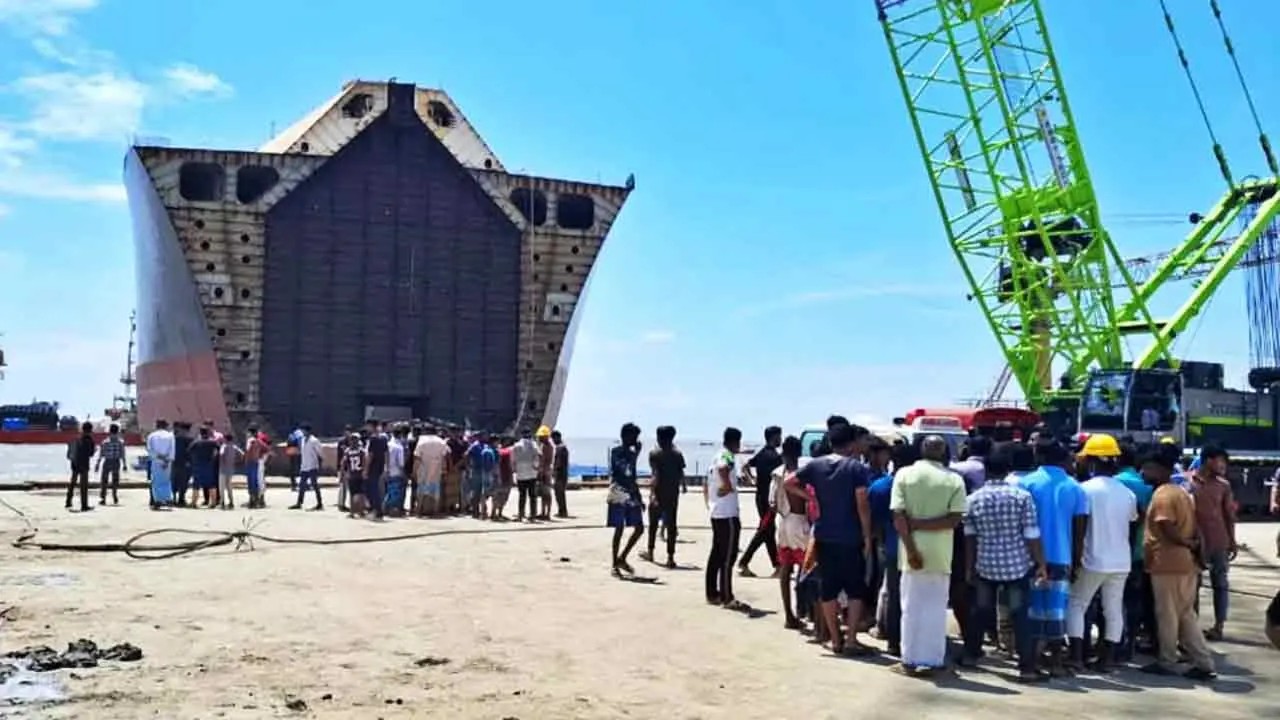 সীতাকুণ্ডে ৯ শ্রমিকের মৃত্যু : ফেরদৌস শিপইয়ার্ড বন্ধ ঘোষণা