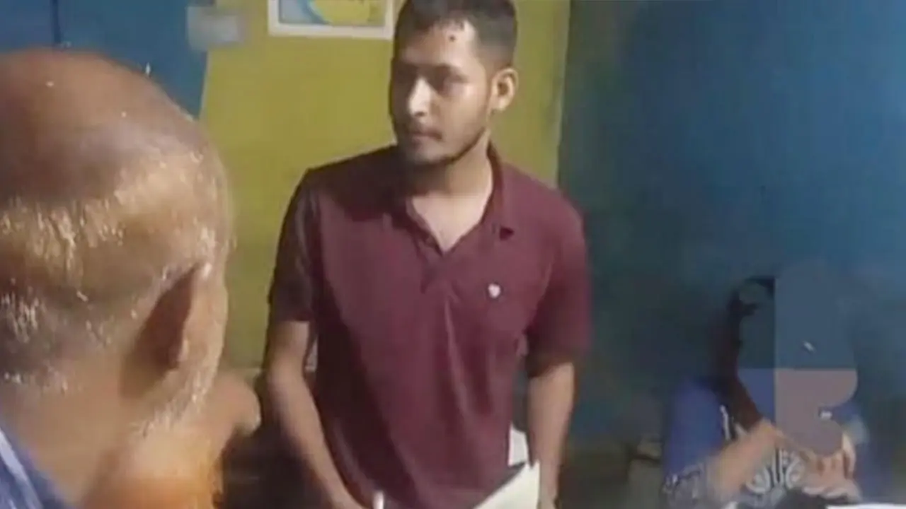 চায়ের দোকানে বন্ধুদের নিয়ে এইচএসসির খাতা মূল্যায়ন, শিক্ষক আটক