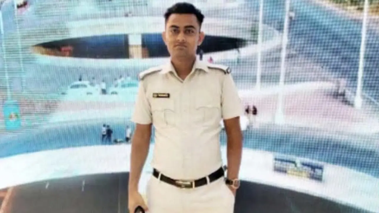 পুকুরে তিন ট্রাভেল ব্যাগ ও বস্তায় মিলল কাস্টমস সিপাহীর টুকরো মরদেহ