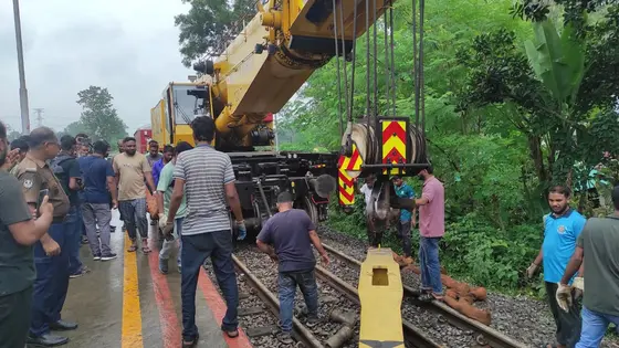 সিল্কসিটি লাইনচ্যুত : ৬ ঘণ্টা পর ট্রেন চলাচল শুরু