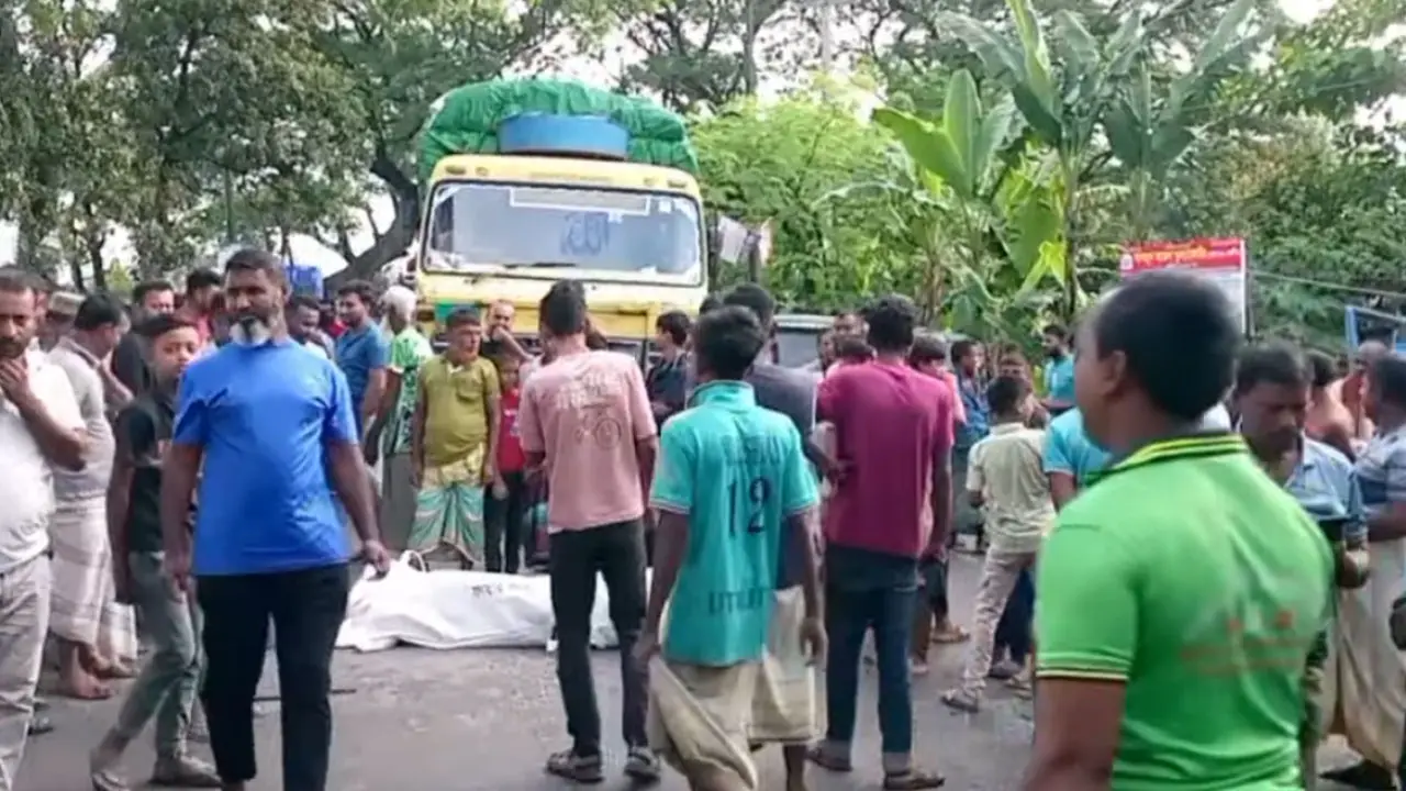ট্রাক-পিকআপ সংঘর্ষে চালক নিহত, মরদেহ নিয়ে মহাসড়ক অবরোধ