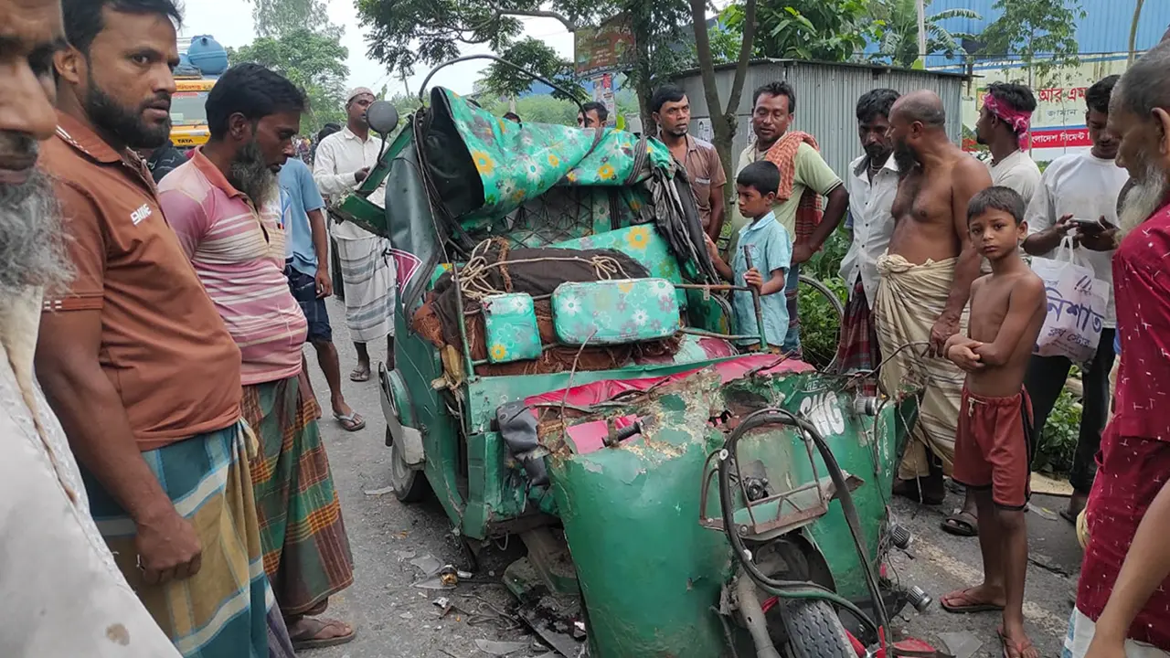 নিয়ন্ত্রণ হারিয়ে ট্রাকের পেছনে সিএনজির ধাক্কা, নিহত ২
