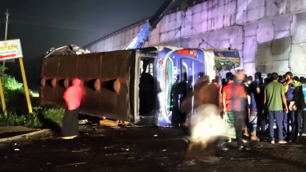 সিরাজগঞ্জে বাস-ট্রাকের মুখোমুখি সংঘর্ষে নিহত ২