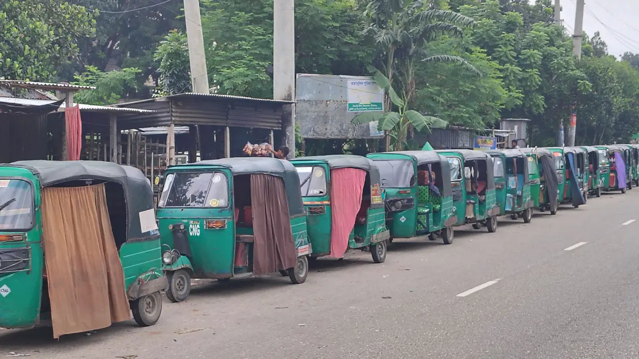 সিরাজগঞ্জে ২৪ ঘণ্টা ধরে গ্যাসের অপেক্ষায় চালকরা, পাম্পে দীর্ঘ সারি