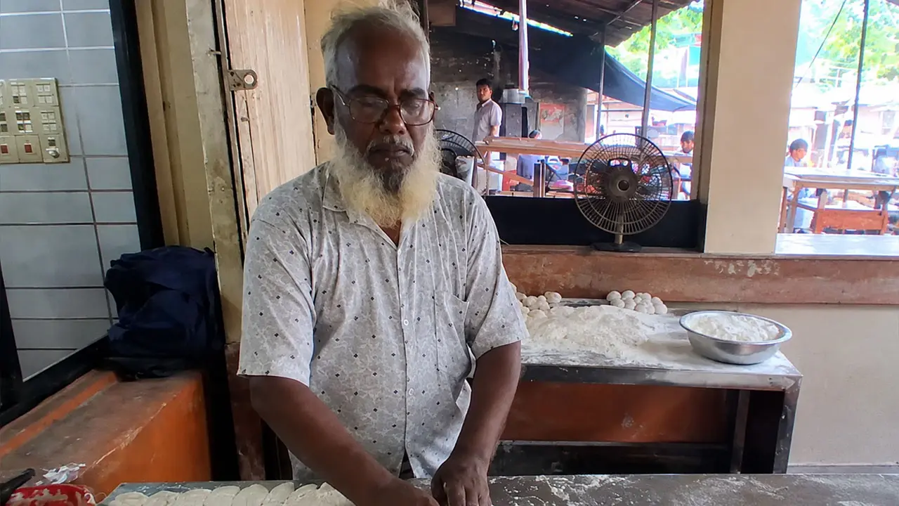 আট আনা বেতন থেকে ৮০০ টাকা, ৫৫ বছর ধরে একই হোটেলের বাবুর্চি সিরাজুল