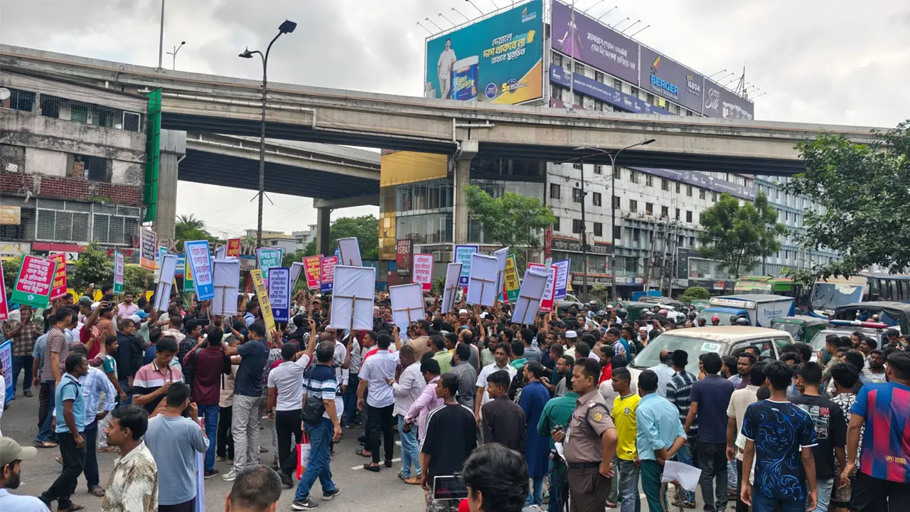 অবৈধতার বৈধতা দাবিতে বনানীর সড়কে স্লিপার বাসের মালিকরা