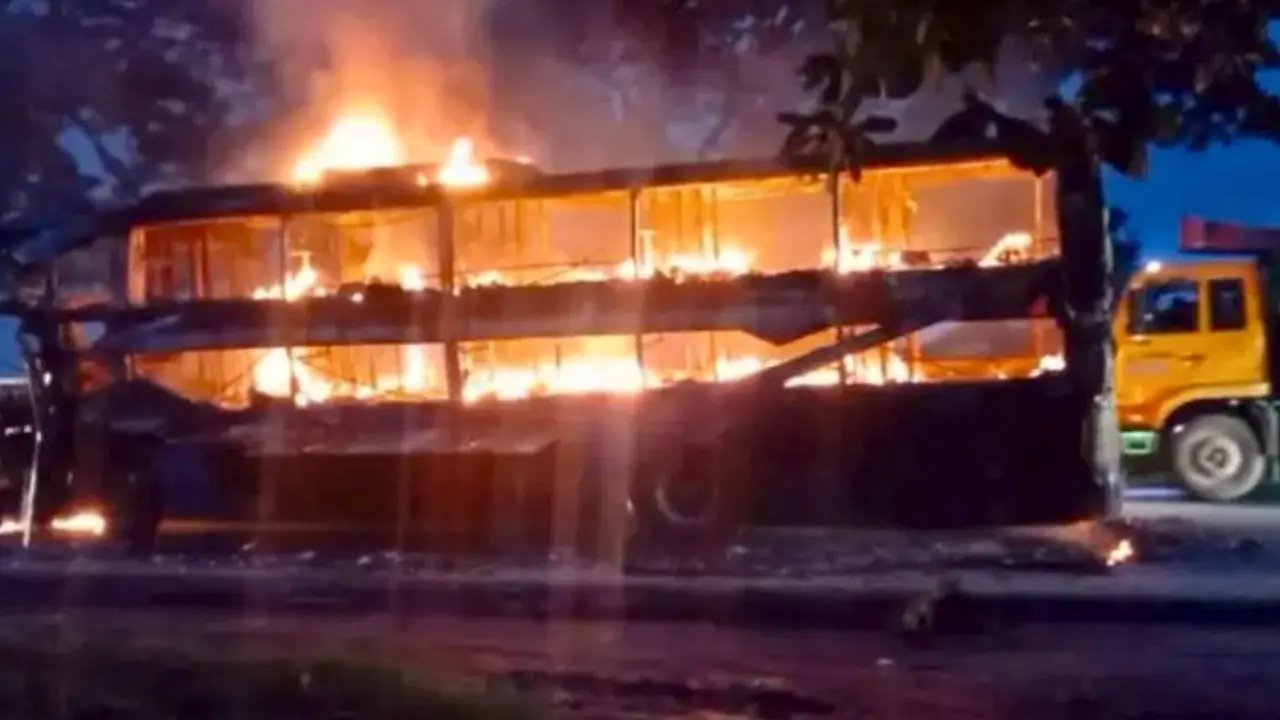 দাঁড়িয়ে থাকা গাড়িতে ধাক্কা দিয়ে পুড়ে ছাই স্লিপার বাস