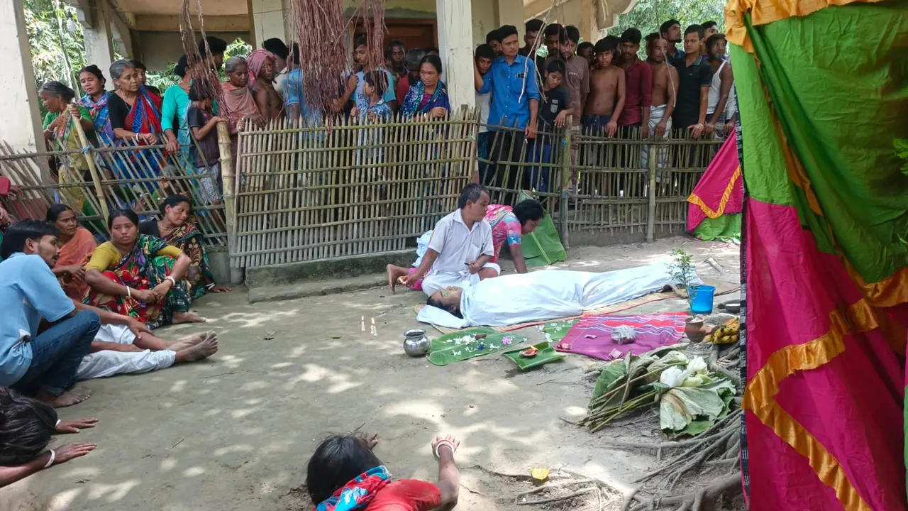 সাপের কামড়ে ২ জনের মৃত্যু, প্রাণ ফেরার বিশ্বাসে মরদেহে ঝাড়ফুঁক