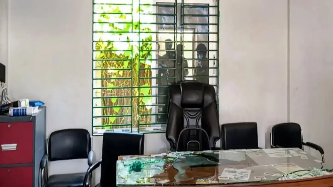আধিপত্য বিস্তারকে কেন্দ্র করে দুই ভাইয়ের গ্রুপের সংঘর্ষ, আহত ১০