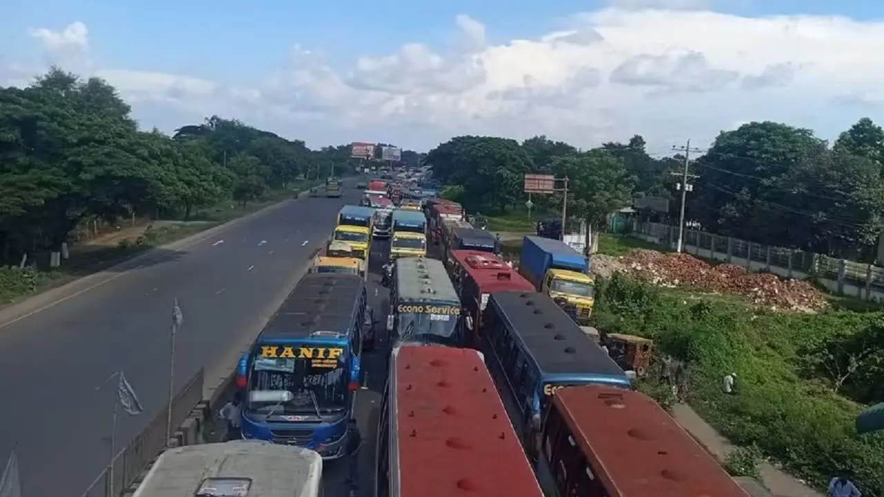 বন্ধ থাকা লেন খুললেও কাটেনি যানজট, মেঘনা-দাউদকান্দিতে গাড়ির দীর্ঘ সারি