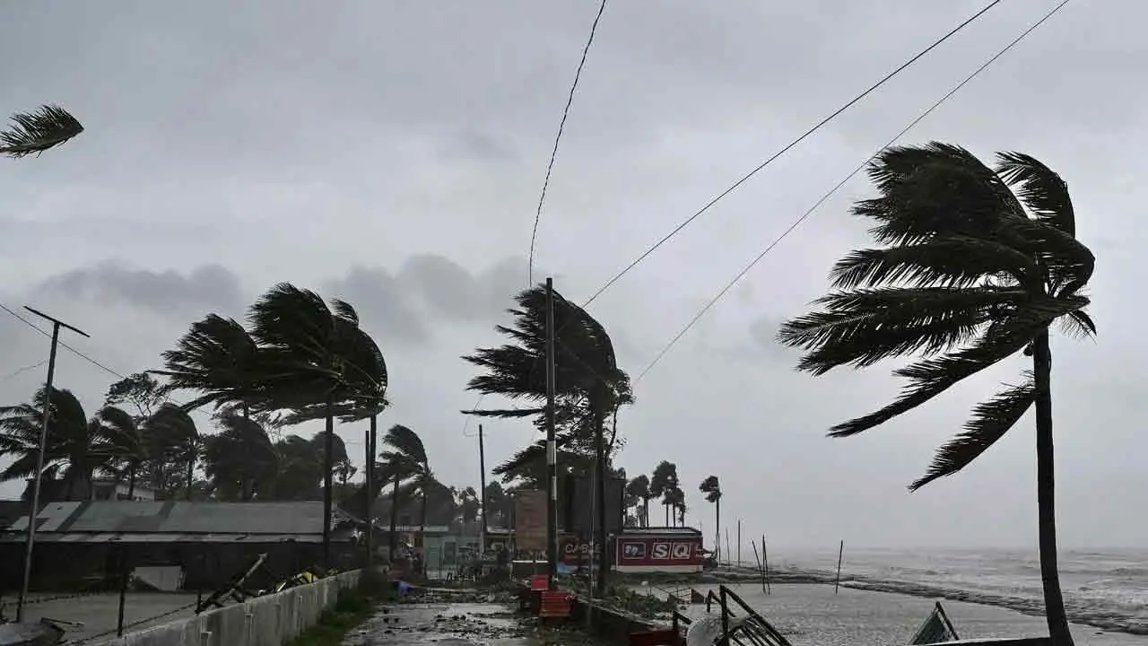 ৭ অঞ্চলে বৃষ্টি-বজ্রবৃষ্টির সঙ্গে ঝোড়ো হাওয়ার আভাস