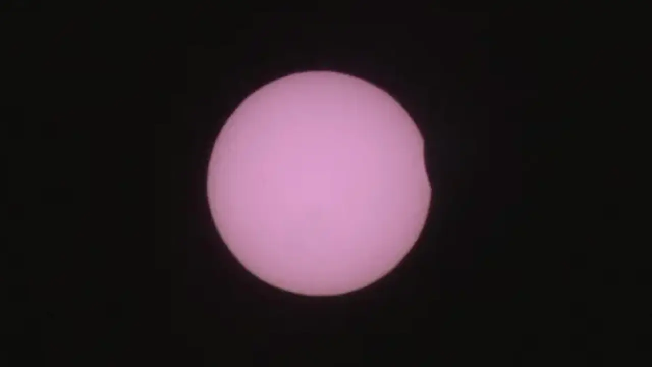 শুরু হয়েছে পূর্ণ সূর্যগ্রহণ, দেখুন সরাসরি