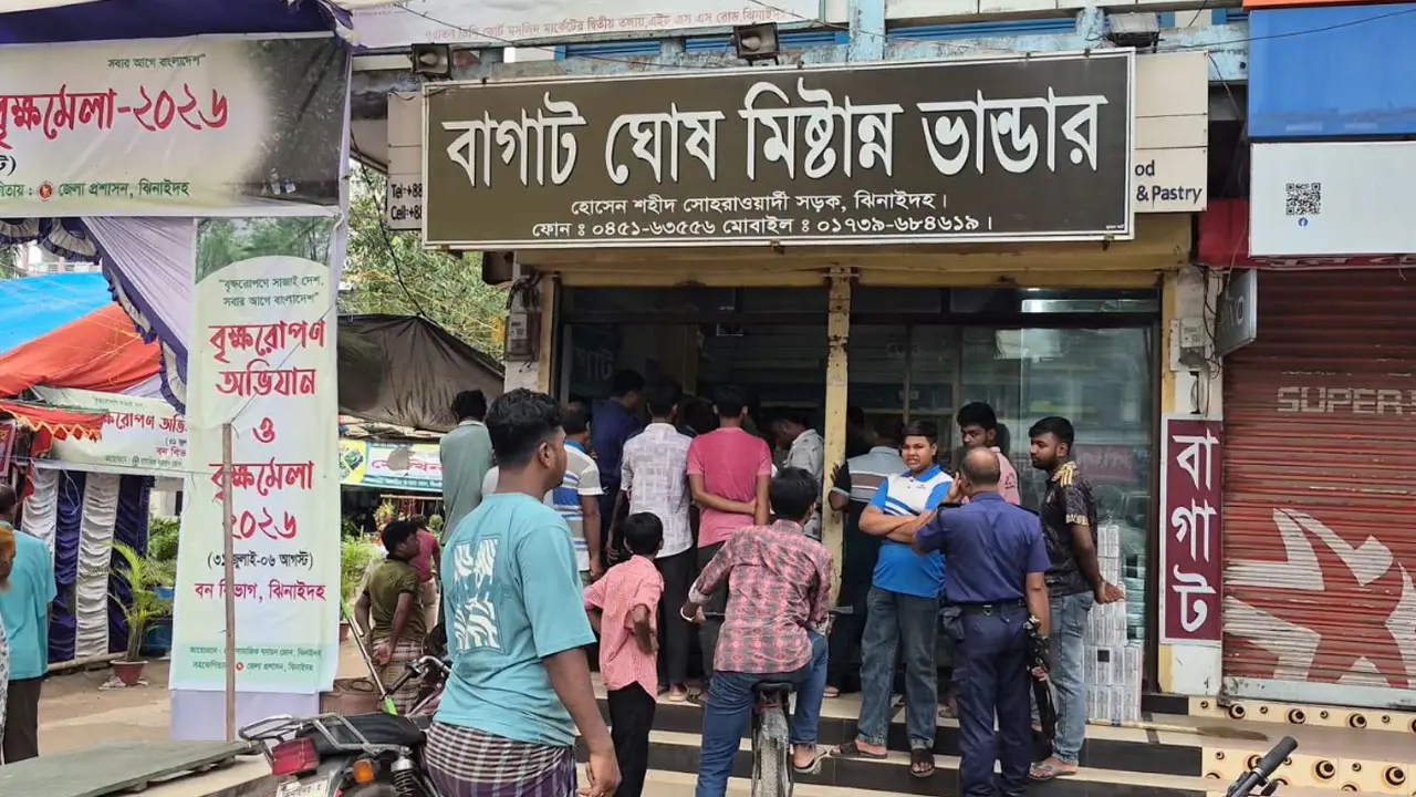 বাসি-পচা মিষ্টি মজুত, ঝিনাইদহে বাঘাট মিষ্টান্নকে লাখ টাকা জরিমানা