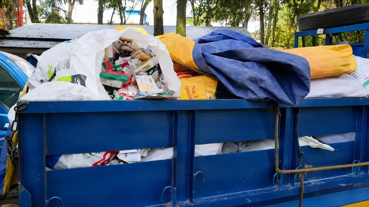 নদীতে ফেলার সময় পিকআপ ভর্তি মেয়াদোত্তীর্ণ সরকারি ওষুধ জব্দ