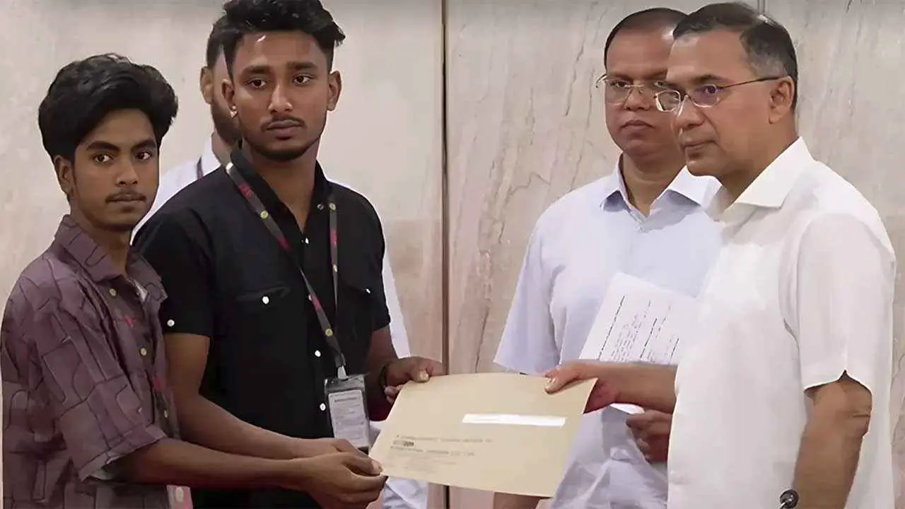 গুমের শিকার ও জুলাই শহীদ পরিবারের ৭৪ জনকে নিয়োগপত্র দিলেন প্রধানমন্ত্রী