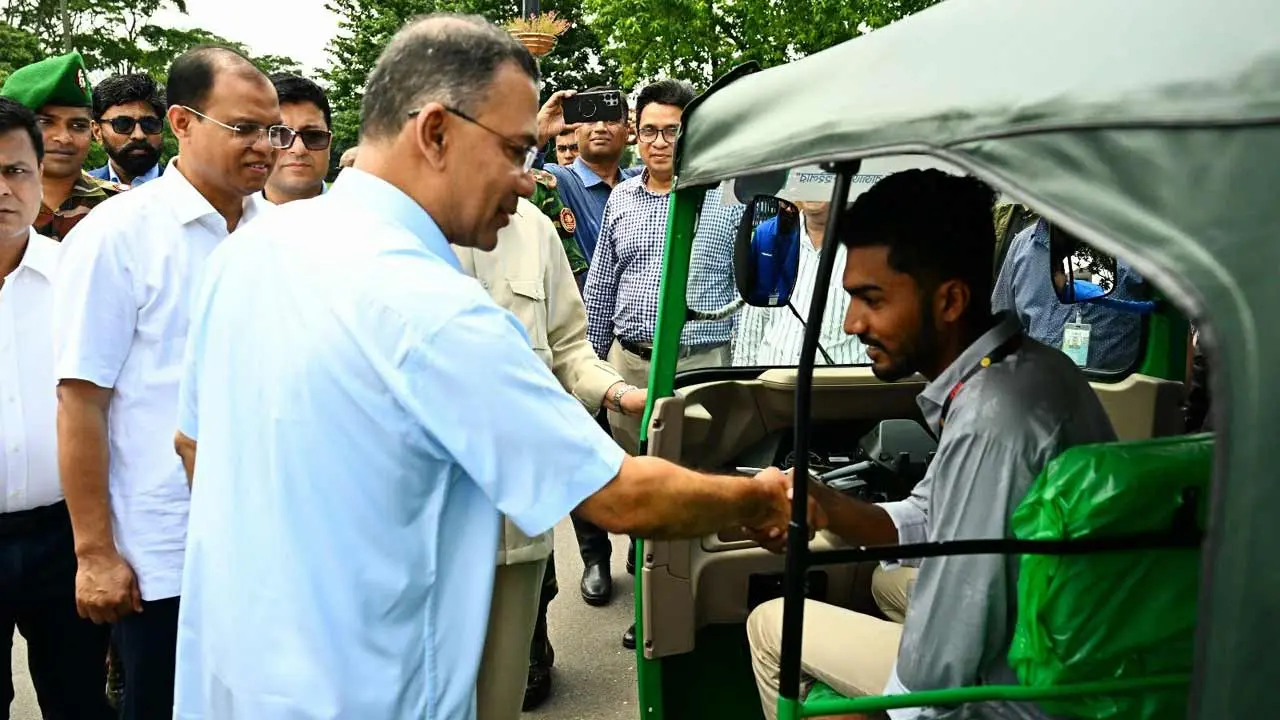 সিএনজিচালিত অটোরিকশা ও রিকশা উপহার পেলেন ২ জুলাইযোদ্ধা