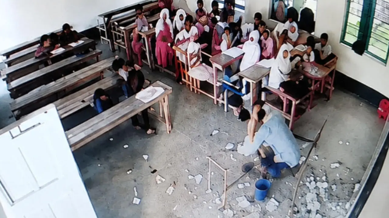 ক্লাস চলাকালে ছাদের পলেস্তারা পড়ে শিক্ষক আহত, আতঙ্কে শিক্ষার্থীরা