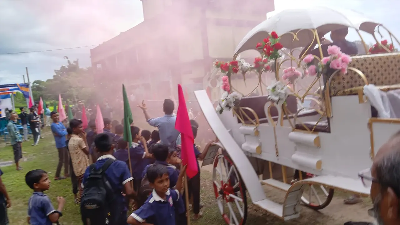 ৪০ বছর শিক্ষকতা শেষে শিক্ষিকাকে ঘোড়ার গাড়িতে রাজকীয় বিদায়