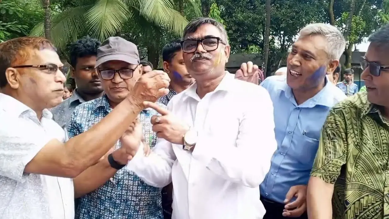 হত্যা মামলার আসামি আ.লীগ নেতা মিছিলে, মিষ্টি খাওয়ালেন বিএনপির দুই নেতা