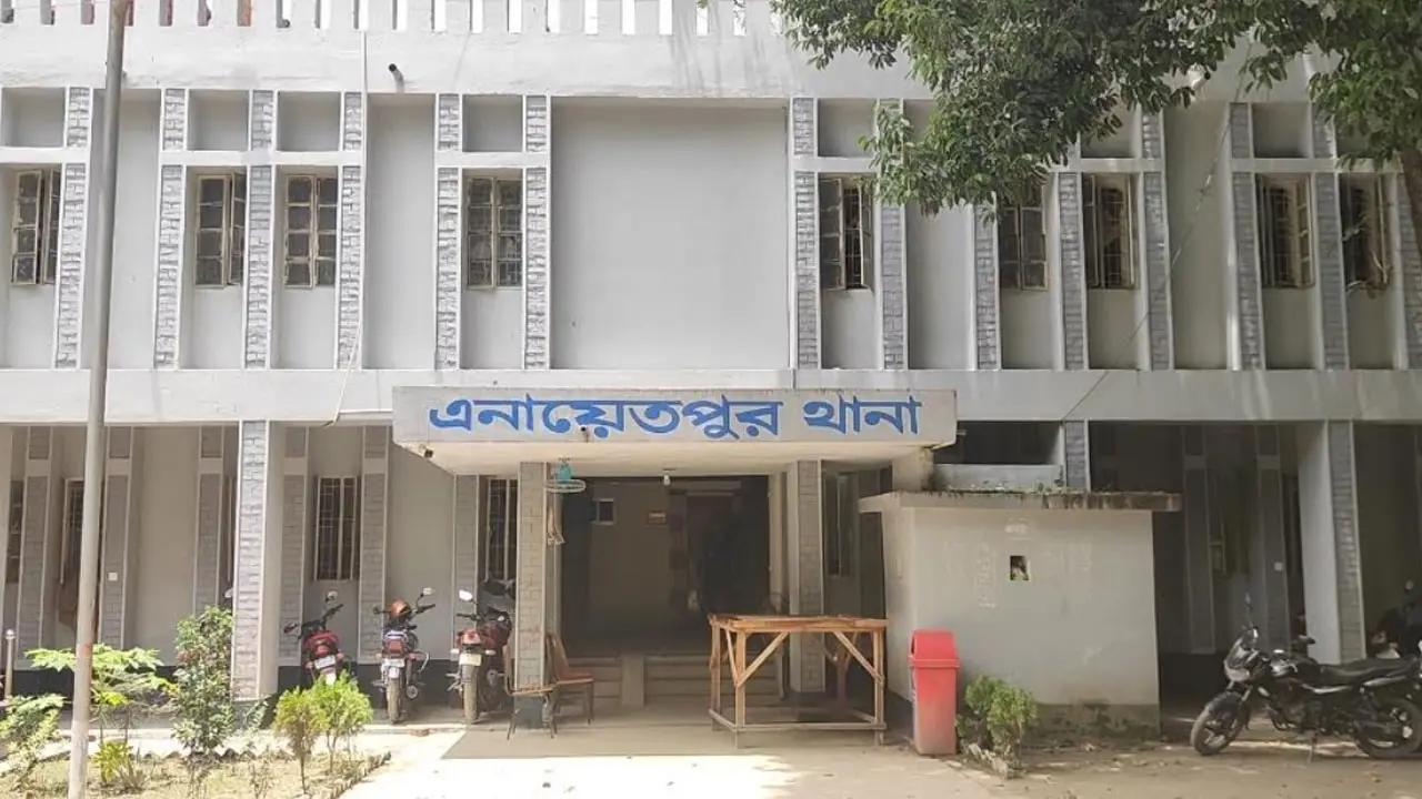 এনায়েতপুর থানায় সেদিন কী ঘটেছিল, যা বলছেন প্রত্যক্ষদর্শীরা