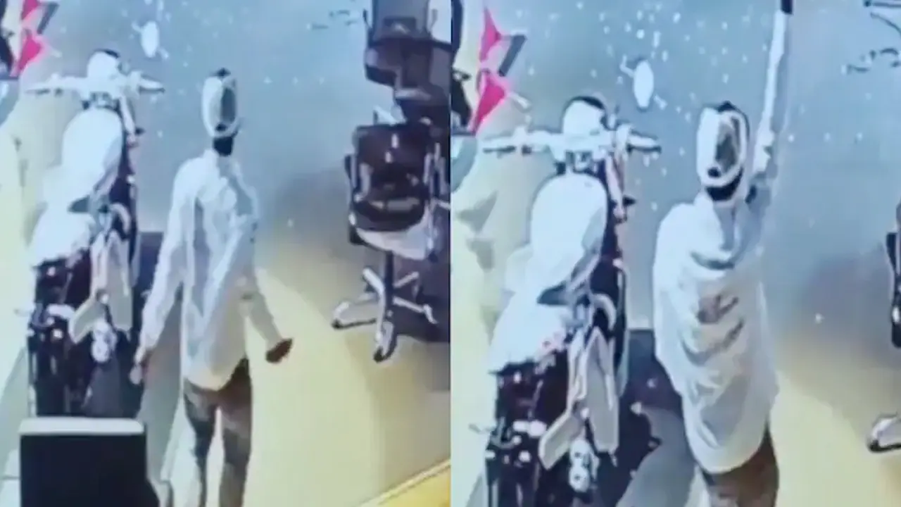 শোরুমে সাড়ে ৪ ঘণ্টা মাস্তি করে পৌনে ৫ লাখ টাকার বাইক নিয়ে চম্পট
