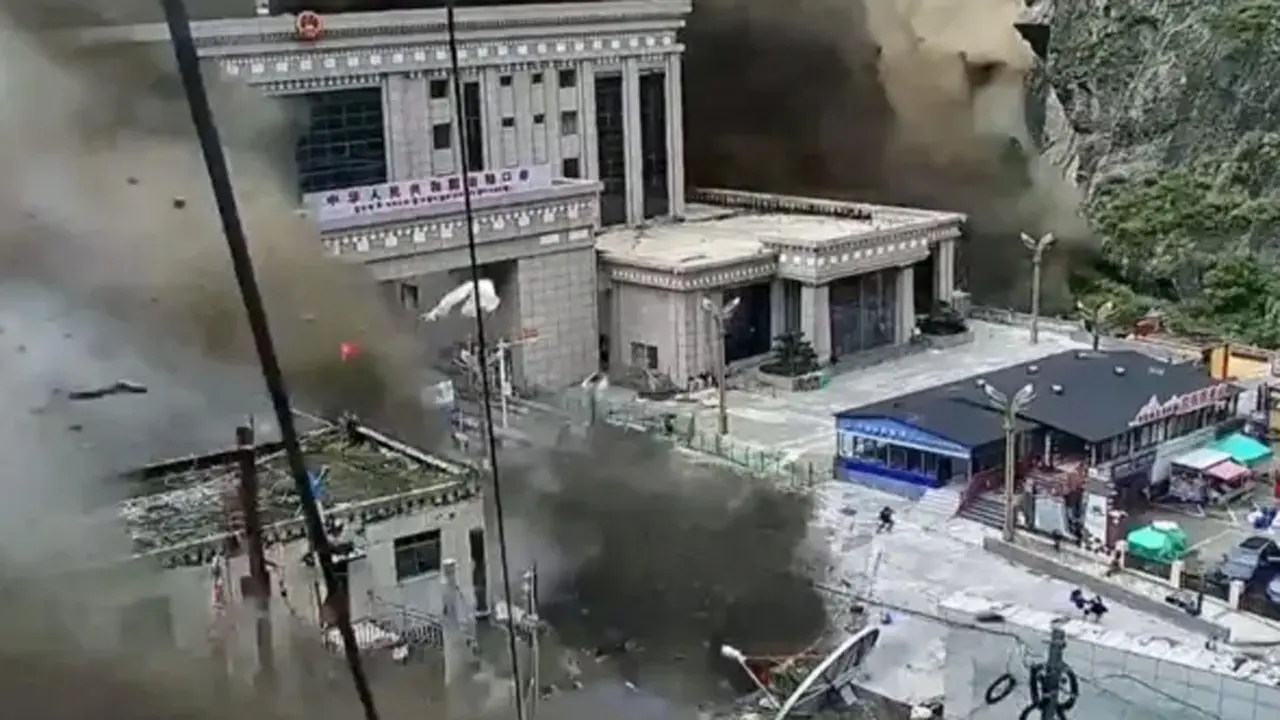 আকস্মিক বন্যায় নেপালের পাশাপাশি চীনের তিব্বতেও ভয়াবহ বিপর্যয়