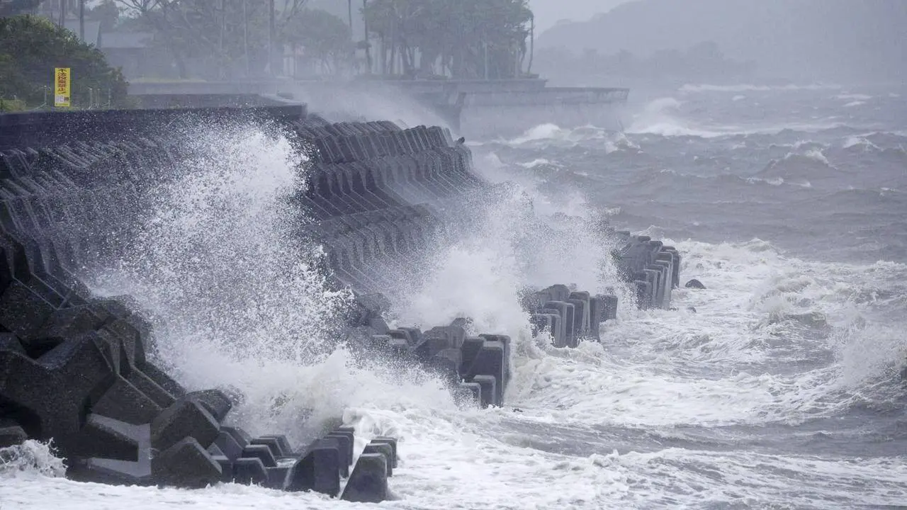 টাইফুন ডলফিন : ৫০০ ফ্লাইট বাতিল, আড়াই লক্ষাধিক মানুষকে সরাল জাপান