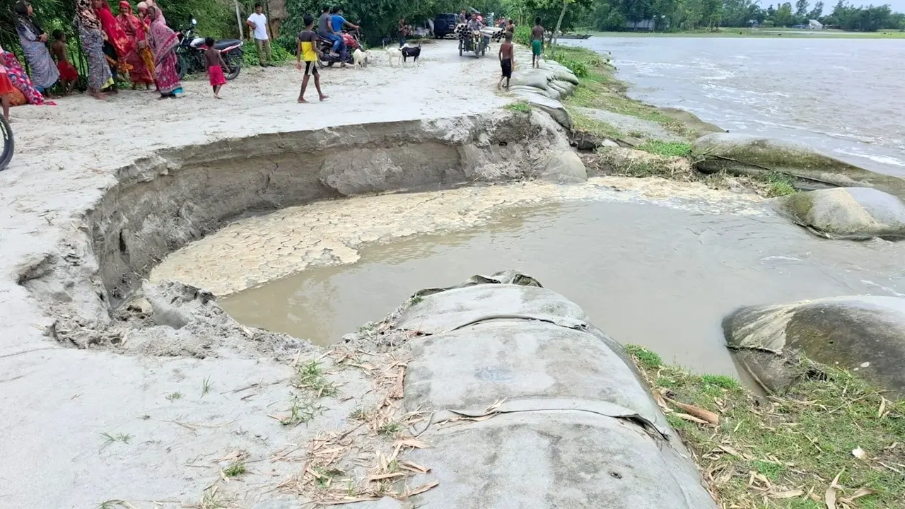 তিস্তা নদীর ডানতীরের প্রধান বাঁধে ভাঙন, ঝুঁকিতে কয়েক গ্রাম