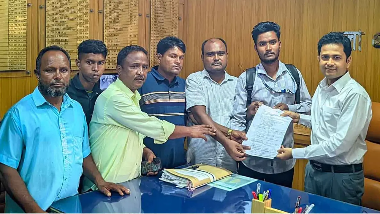তিস্তার ভাঙনে গঙ্গাচড়ায় ১২ কিমি সড়ক ক্ষতিগ্রস্ত, ডিসিকে স্মারকলিপি