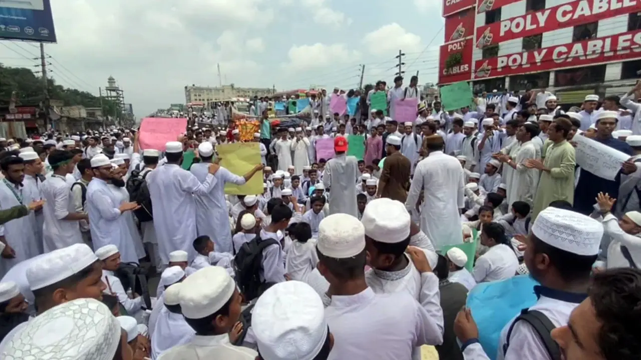টঙ্গীতে ঢাকা-ময়মনসিংহ মহাসড়ক অবরোধ করে শিক্ষার্থীদের বিক্ষোভ