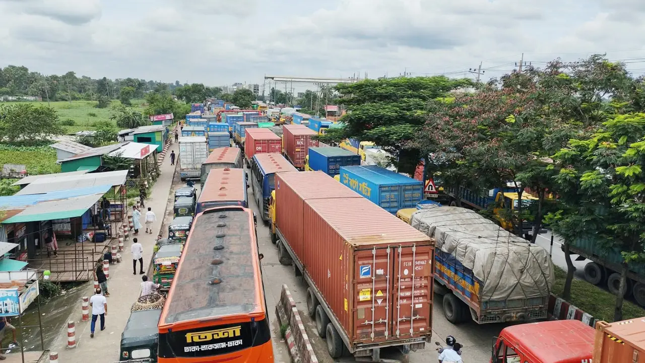 ঢাকা-চট্টগ্রাম মহাসড়কের কুমিল্লা অংশে ১৫ কিলোমিটার যানজট